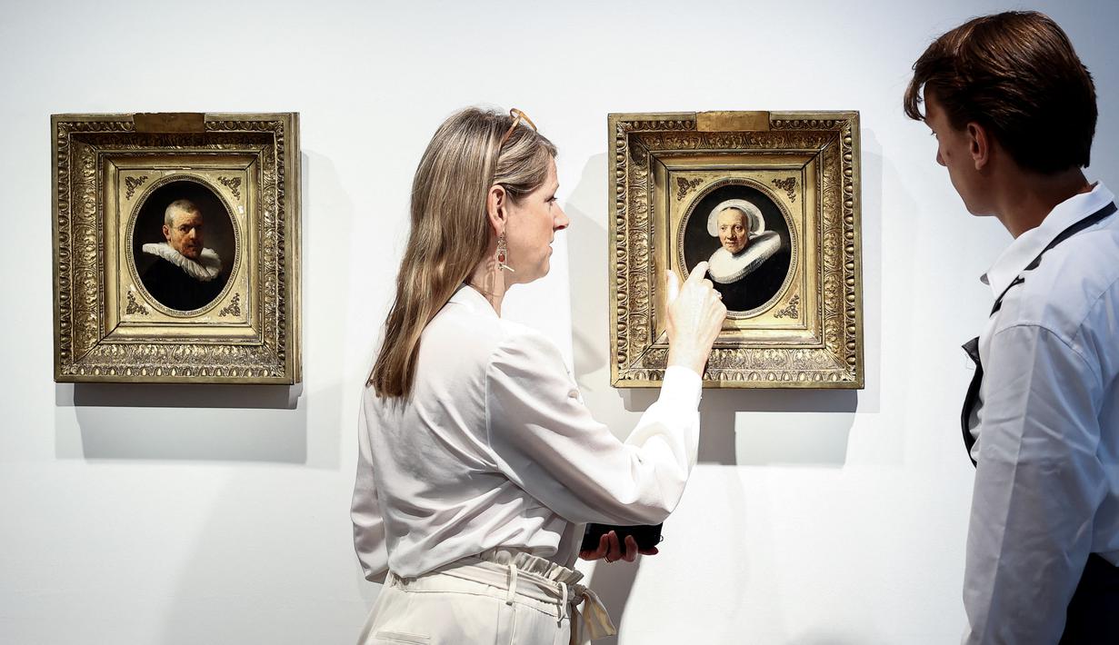 Potret oval setinggi 20 sentimeter (delapan inci), yang diyakini berasal dari tahun 1635, menggambarkan seorang tukang ledeng tua bernama Jan Willemsz van der Pluym dan istrinya Jaapgen Carels. (Kenzo TRIBOUILLARD / AFP)