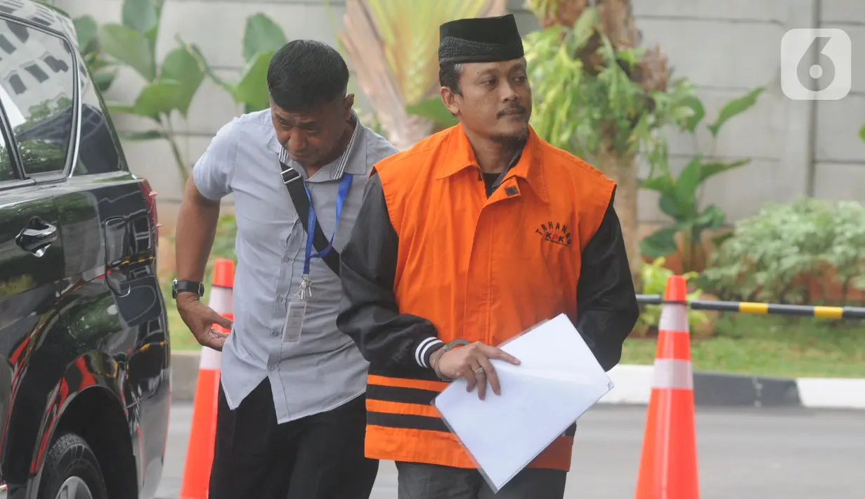 Pejabat Pembuat Komitmen di Satuan Kerja Pelaksanaan Jalan Nasional XII Balikpapan, Andi Tejo Sukmono tiba untuk pemeriksaan di Gedung KPK, Jakarta, Rabu (27/11/2019). Andi diperiksa sebagai tersangka suap pengadaan proyek jalan di Provinsi Kalimantan Timur tahun 2018-2019. (merdeka.com/Dwi Narwoko)