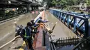 Petugas menggunakan pompa saat menyedot banjir yang menggenangi Jalan RE Martadinata, Ancol, Jakarta, Selasa (9/11/2021). Banjir mengakibatkan akses dari arah Jalan Gunung Sahari menuju Penjaringan ditutup sementara dan pengendara disarankan mencari jalan alternatif. (merdeka.com/Iqbal S. Nugroho)
