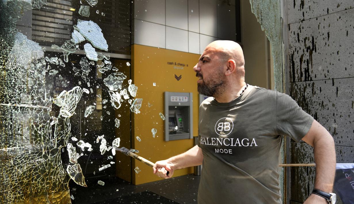 Sejak Lebanon jatuh ke dalam krisis keuangan pada 2019, bank-bank telah memberlakukan kontrol modal informal. (AP Photo/Hussein Malla)