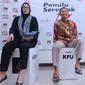 Komisioner KPU RI, Evi Novida GM (kiri) dan Pramono UT mencoba kekuatan kotak suara yang akan digunakan pada Pemilu Serentak 2019 di Kantor KPU, Jakarta, Jumat (14/12). Kotak suara tersebut bermaterial karton kedap air. (Liputan6.com/Helmi Fithriansyah)