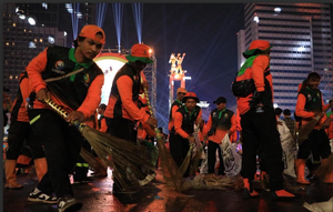 Petugas Kebersihan Gerak Cepat Bereskan Sampah Sisa Perayaan Tahun Baru (Foto: Dinas LH DKI Jakarta)