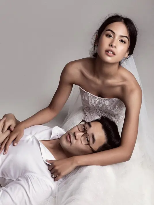 5. Penyanyi dan pemeran Maudy Ayunda dipersunting pria keturunan Korea Selatan. Maudy menikah dengan Jesse Choi di kediamannya, 22 Mei  Acara digelar secara tertutup dan dihadiri oleh keluarga dan sahabat dekat. Pia yang menjadi suaminya tersebut merupakan temannya saat kuliah di Stanford University. [Instagram/maudyayunda]