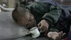 Victor Regis Ramirez, yang diusir dari rumah kontrakannya, minum dari cangkir saat berbaring di tempat tidur di tempat penampungan tunawisma di Asuncion, Paraguay, Jumat (2/7/2021). Menurut direktur National Emergency Office jumlah tunawisma telah meningkat di tengah pandemi. (Ap Photo/Jorge Saenz)