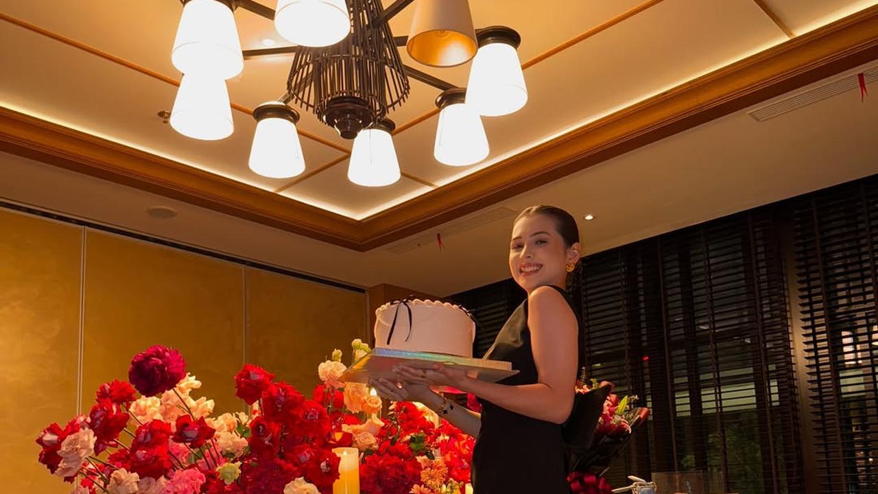 7 Potret Ulang Tahun Sandrinna Michelle ke-18 Tahun, Dirayakan Bareng Junior Roberts Sang Kekasih - Dapat Ucapan Juga dari Adik