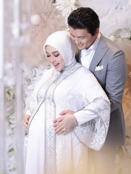 <p>Di masa kehamilan Syahrini tampil cetar dengan outfit yang begitu glamor. [Foto: Instagram/ Princess Syahrini]</p>