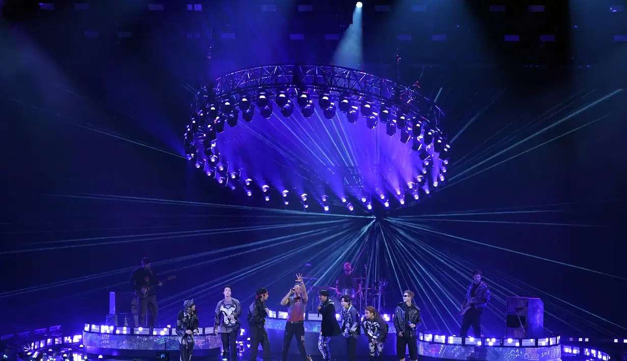 Coldplay dan BTS tampil membawakan "My Universe" dalam acara American Music Awards di Microsoft Theater di Los Angeles, California (22/11/2021). (AP Photo/Chris Pizzello)