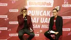 VP of Marketing Bukalapak Bayu Syerli (kiri) saat jumpa pers Bukalapak dengan program Badai Ratusan Miliar di STUDIO 6 EMTEK CITY, Jakarta, Kamis (26/7). Program ini mulai dari Badai Flash Deal, Badai Uang dan Badai Rumpi. (Liputan6.com/Herman Zakharia)