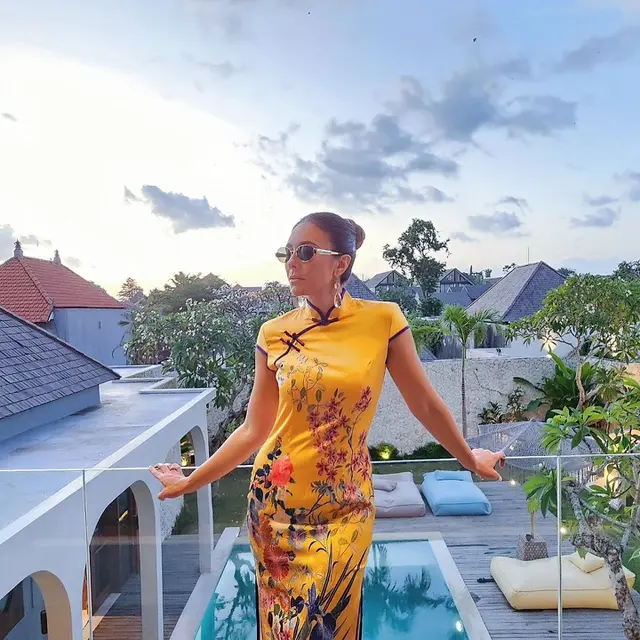 7 Potret Menawan Wulan Guritno Pakai Cheongsam, Tampil Makin Memesona