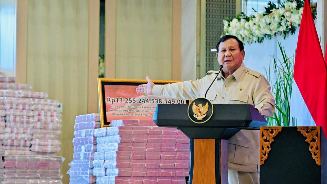 VIDEO: Kado Satu Tahun Prabowo, Pamer Gunungan Duit Korupsi Rp13,2 T Kembali ke Negara
