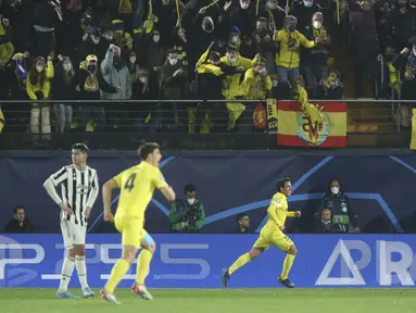 Gelandang Villarreal, Dani Parejo (kanan) berselebrasi usai mencetak gol ke gawang Juventus pada pertandingan leg pertama Liga Champions di Estadio de la Ceramica, Spanyol, Rabu (23/2/2022). Juventus bermain imbang atas Villarreal 1-1. (AP Photo/Alberto Saiz)