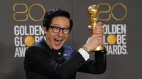 Ke Huy Quan dalam Golden Globe Awards 2023. (Photo by Chris Pizzello/Invision/AP)