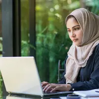 Mengambil alih tugas mencari nafkah./Copyright shutterstock.com