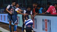 Pemain Arema FC mengembalikan seorang suporter yang mencoba masuk lapangan saat duel kontra Persib Bandung, Minggu (16/4/2018) di Stadion Kanjuruhan. (Bola.com/Iwan Setiawan)