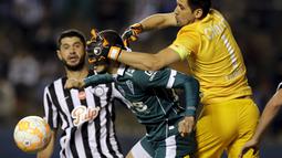 Pemain Santiago Wanderers, Carlos Gonzalez (tengah) berebut bola dengan Rodrigo Munoz (kanan) dan Pedro Benitez dari klub Libertad dalam pertandingan Copa Sudamericana di Stadion Nicolas Leoz, Asuncion, Paraguay. (18/8/2015). (Reuters/Jorge Adorno)