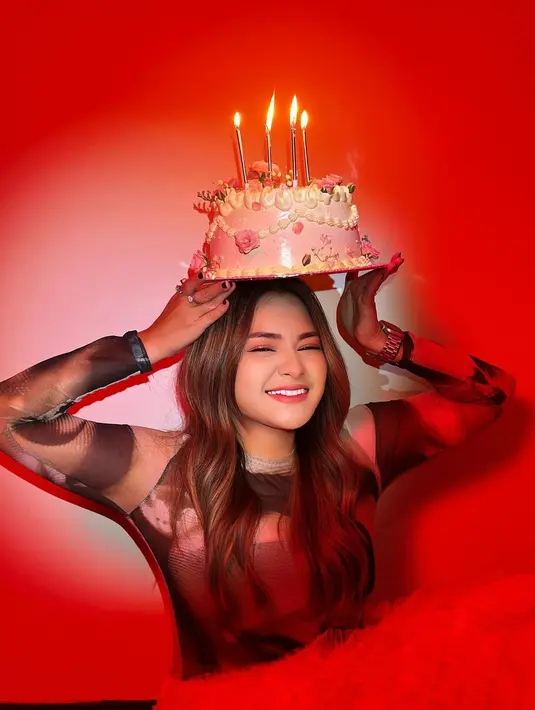 Menandai usianya yang genap 31 tahun, Nathalie menjalani pemotretan. Nathalie berpose bahagia dengan kue ultah di atas kepalanya. [Instagram/nathalieholscher]
