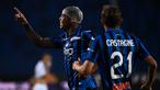 Penyerang Atalanta, Luis Muriel, merayakan gol yang dicetaknya ke gawang Bologna pada laga lanjutan Serie A pekan ke-35 di Gewiss Stadium, Rabu (22/7/2020) dini hari WIB. Atalanta menang 1-0 atas Bologna. (AFP/Marco Bertorello)