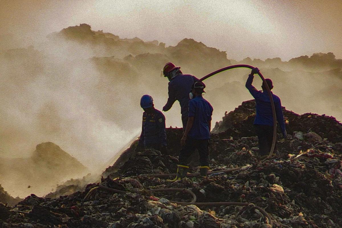 FOTO: Pemadaman TPA Jatiwaringin Memasuki Hari Keempat