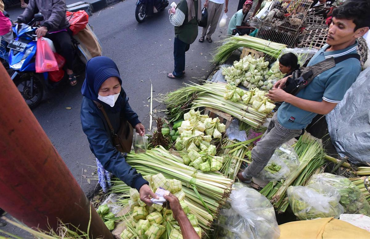 FOTO: Jelang Idul Fitri Pedagang Musiman Pandeglang Raup Rezeki dari Kulit Ketupat