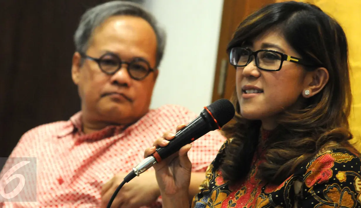 Politikus Partai Golkar Meutya Hafid (kanan) saat berbicara dalam diskusi bertajuk "Mau Kemana Golkar?" di Cikini Jakarta, (21/2). Mereka membahas Munaslub adalah jalan keluar untuk menyelesaikan konflik di internal Golkar. (Liputan6.com/Helmi Afandi)