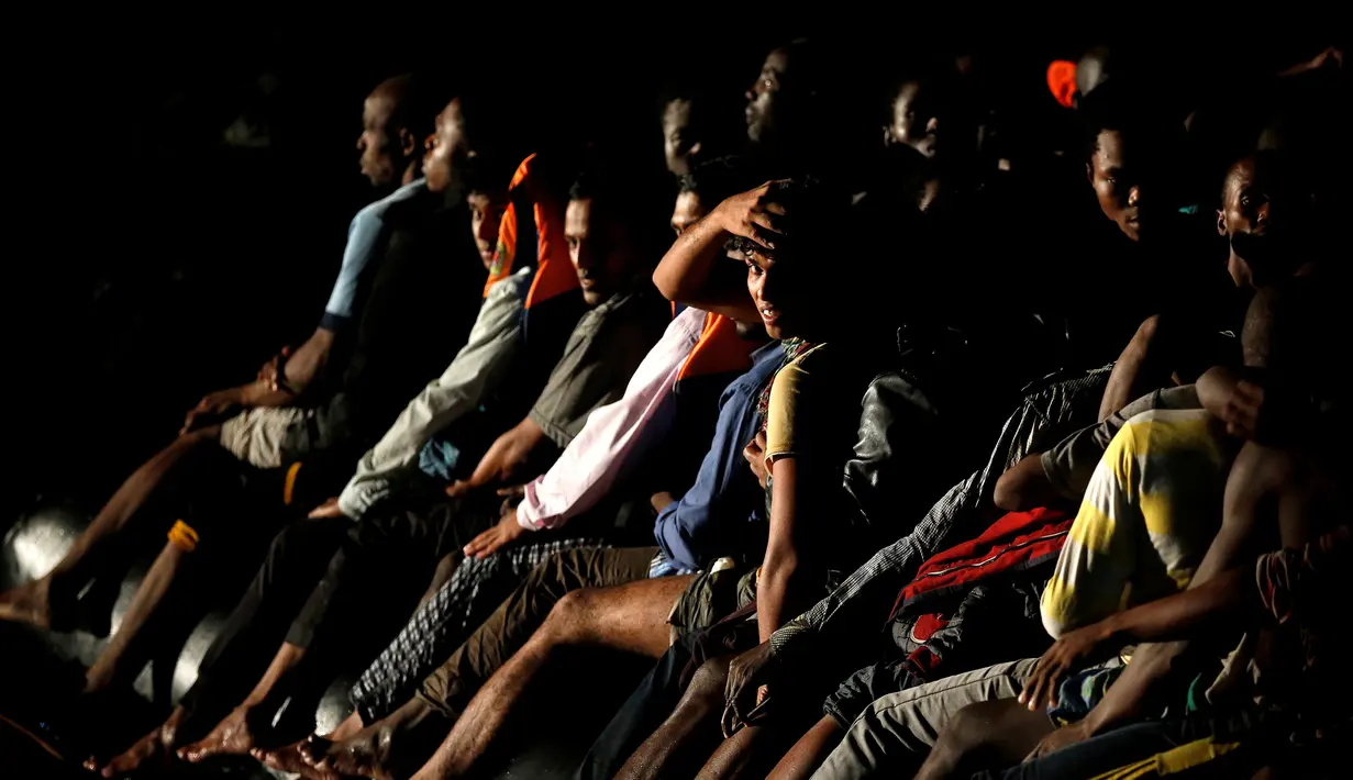 Para imigran saat berhasil diselamatkan di laut Mediterrania, (20/10). Ribuan imigran berhasil diselamatkan dari kapal-kapal kecil di lepas pantai Libya. (Yara Nardi/Italian Red Cross press office/Handout via REUTERS)