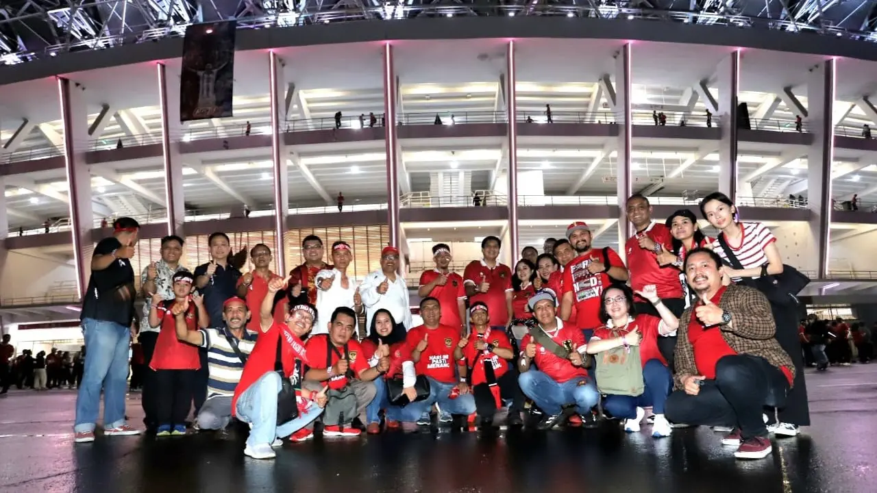 Tokoh Nasional Maruarar Sirait atau Akrab disapa Ara Sirait nonton bareng laga Timnas Indonesia vs Argentina bersama sejumlah kalangan.