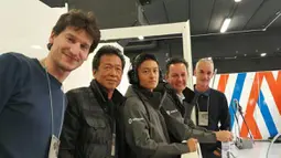 Rio Haryanto bersama ayahnya, Sinyo Haryanto (kedua dari kiri), manajernya Piers Hunnisett, dan kedua pelatihnya di paddock Manor Racing di Sirkuit Catalunya, Barcelona, (23/2/2016). (Bola.com/Rio Haryanto Media)