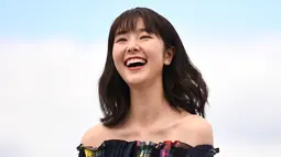 Erika Karata tertawa saat tiba menghadiri pemutaran film "Asako I & II (Netemo Sametemo)" selama Festival Film Cannes ke-71 di Prancis selatan (15/5). Erika merupakan aktris 20 tahun asal Jepang. (AFP Photo/Anne-Christine Poujoulat)
