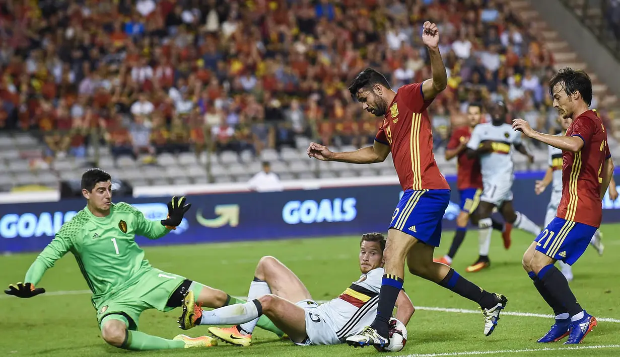 Striker Spanyol, Diego Costa, berusaha membobol gawang Belgia. Gol pertama Spanyol dicetak David Silva pada menit ke-34 melalui umpan Diego Costa. (AFP/John Thys