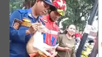 Suka Menggigit dan Cakar Warga, Kucing Oyen yang Ganas Akhirnya Ditangkap Petugas Damkar Bogor.&nbsp; foto: Instagram @bogorsiaga112