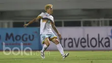Pemain Persela Lamongan, Kosuke Yamazaki Uchida saat melawan PS TNI pada lanjutan Liga 1 Indonesia 2017 di Stadion Pakansari, Bogor, Sabtu (27/5/2017). (Bola.com/Nicklas Hanoatubun)