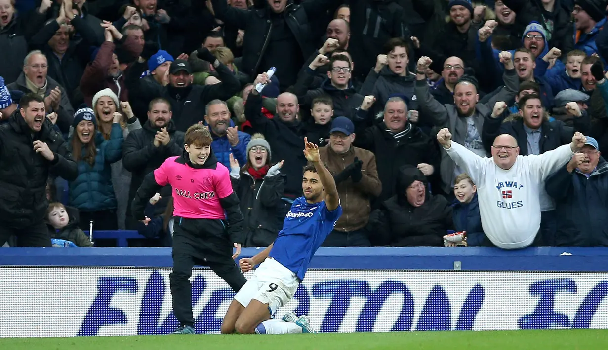 Pemain Everton Mason Holgate merayakan gol timnya ke gawang Chelsea pada pertandingan Liga Inggris di Goodison Park, Liverpool, Inggris, Sabtu (7/12/2019). Everton menang 3-1. (Nigel French/PA via AP)