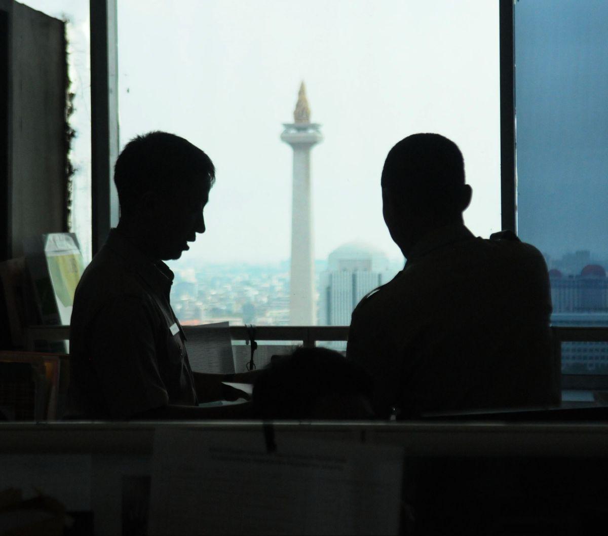 Aparatur Sipil Negara (ASN)  Badan Kepegawaian Daerah  DKI Jakarta beraktivitas saat hari pertama bekerja setelah libur Lebaran 2024 di Kantor Balai Kota DKI Jakarta, Selasa (16/4/2024). Pemerintah Provinsi DKI Jakarta tidak menerapkan work from home (WF