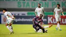 Pemain Rans Nusantara FC, Makan Konate, terjatuh saat berusaha melewati pemain PSS Sleman pada laga BRI Liga 1 di Stadion Pakansari, Bogor, Jumat (29/7/2022). (Bola.com/M Iqbal Ichsan)