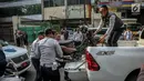 Petugas Dishub mengangkut sepeda motor ke atas truk selama penertiban parkir liar di trotoar kawasan KH Wahid Hasyim, Jakarta, Selasa (1/8). Penertiban dalam rangka Bulan Patuh Trotoar itu untuk mengembalikan fungsi trotoar. (Liputan6.com/Faizal Fanani)
