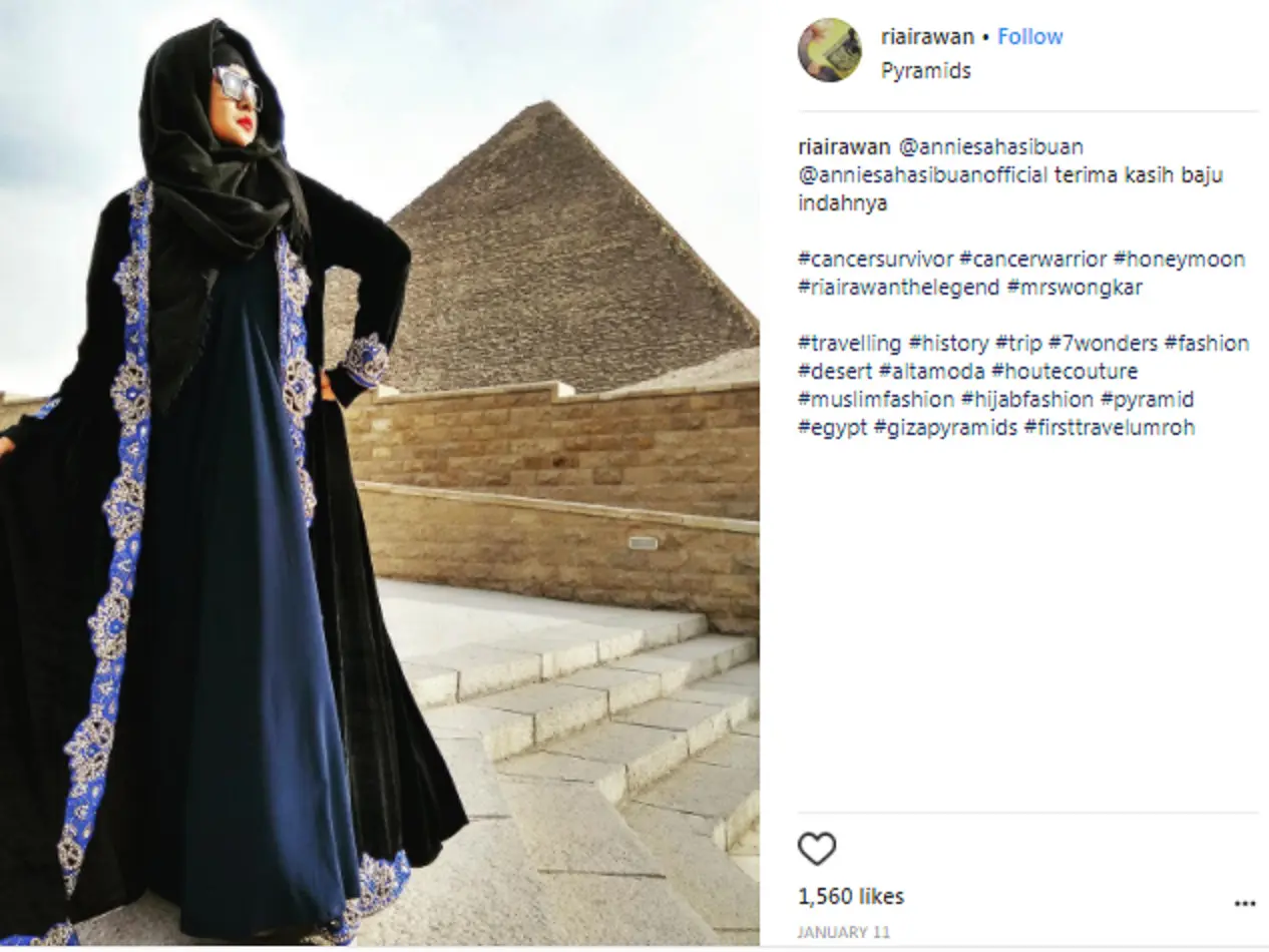 Ria Irawan menggunakan baju rancangan Anniesa Hasibuan. (Instagram/riairawan)