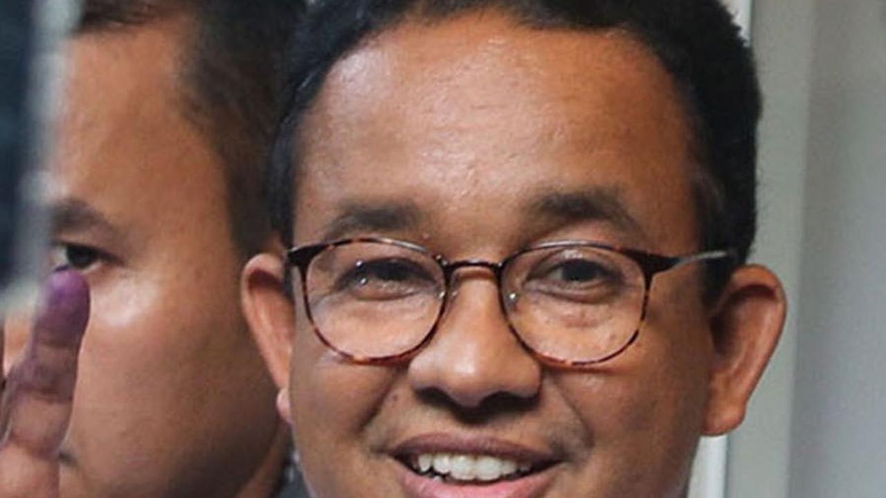FOTO: Ekspresi Anies Baswedan Tinggalkan Markas Tim Pemenangan Usai Pantau Quick Count Pilpres 2024