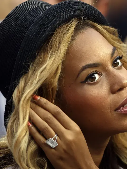 Cincin dengan batu berlian 18 karat Beyonce terlihat begitu menakjubkan. Bahkan cincin tersebut disebut-sebut sebagai cincin pertunangan selebritas termahal, dengan harga banderol senilai 5 juta dollar. [Foto: Instagram/ Beyonce]