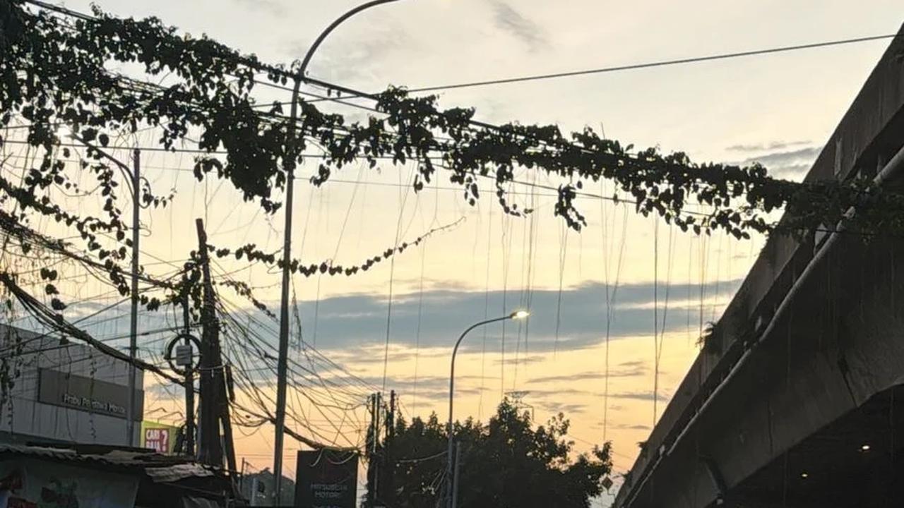 Mobil Tersangkut Berujung Ditabrak Kereta