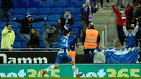 Pemain Espanyol Gerard Moreno berselebrasi setelah mencetak gol ke gawang Real Madrid pada pertandingan pekan ke-26 La Liga, di Stadion RCDE, Barcelona, Selasa (27/2). Real Madrid harus menyerah dari Espanyol dengan skor akhir 0-1. (Josep LAGO / AFP)