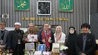 Menteri Perdagangan Zulkifli Hasan meninjau pelaksanaan bazar produk halal yang dilaksankan rutin setiap bulan oleh Masjid Istiqlal Osaka (MIO), di Osaka, Jepang, pada Sabtu (28/10/2023)