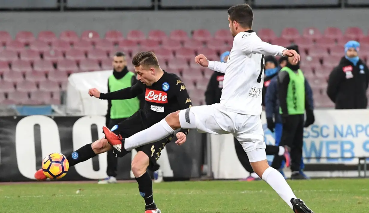 Aksi pemain Napoli, Emanuele Giaccherini (kiri) melepaskan tembakan melewati pemain ASC Spezia pada laga Piala Italia di San Paolo stadium, Naples (10/1/2017). Napoli menang 3-1. (EPA/Ciro Fusco)