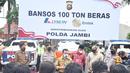 Gubernur Jambi Al Haris saat acara pelepasan pendistribusian 100 ton beras di halaman Mapolda Jambi, Jumat (6/8/2021). Acara pelepasan pendistribusian beras untuk masyarakat terdampak Pandemi Covid-19 ini merupakan bantuan dari EMTEK (Elang Mahkota Teknologi) dan LYMAN Group. (Liputan6.com/Istimewa)