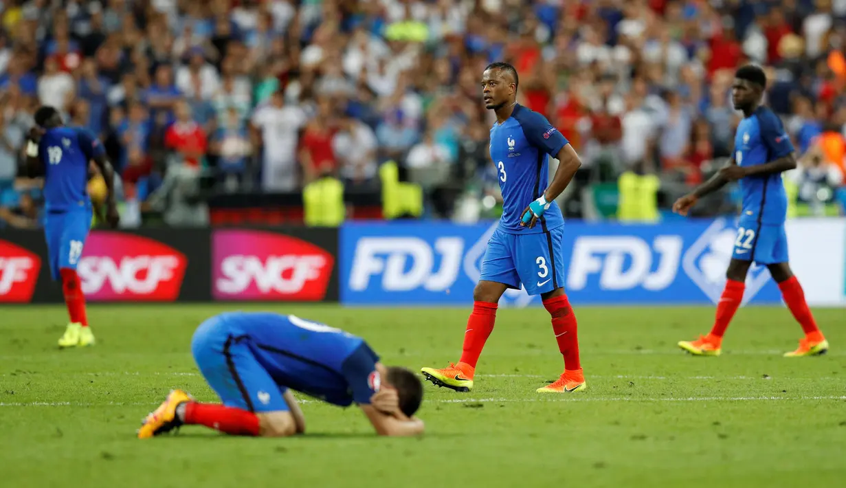 Kesedihan para pemain Prancis usai kalah dari Portugal pada laga final piala Eropa 2016 antara Prancis vs Portugal di Stade de France, Saint-Denis, Prancis, (10/7/2016). Portugal menang 1-0. (REUTERS/Darren Staples)
