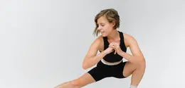 Dynamic stretching ini merupakan jenis peregangan aktif yang melibatkan pergerakan bagian-bagian pada tubuh secara teratur. (Foto/dok: Pexels/AnnaShvets)