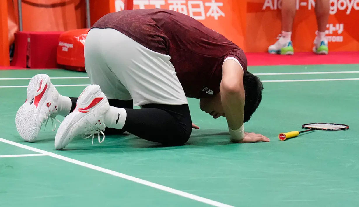 Ganda putra Indonesia Leo Rolly Carnando merayakan kemenangan bersama Daniel Marthin setelah mengalahkan pasangan China Liang Weikeng dan Wang Chang pada pertandingan final ganda putra bulu tangkis Asian Games 2026 di Ichinomiya, Jepang, Selasa (29/9/2026). (AP Photo/Dita Alangkara)