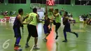 Pemain no 5 dari SCTV Emtek, Alvin berusaha melewati pemain dari kompas tv pada saat  laga final Invitasi Bola Basket Antarmedia Nasional (IBBAMNAS) 2016 di GOR Mahasiswa Sumantri Brodjonegoro, Jakarta, Sabtu (16/4/2016). (Liputan6.com/Herman Zakharia)
