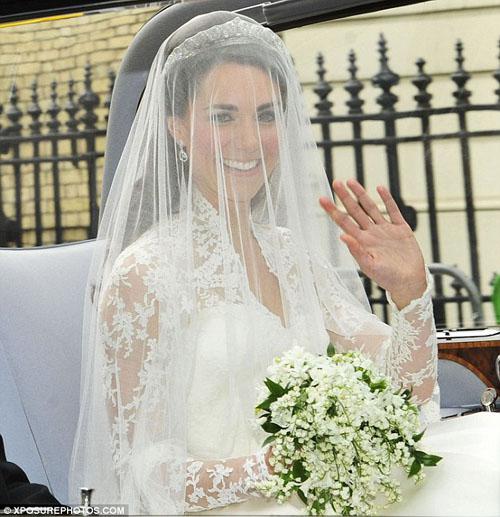 Kate Middleton dan buket pengantinnya (c) dailymail.co.uk