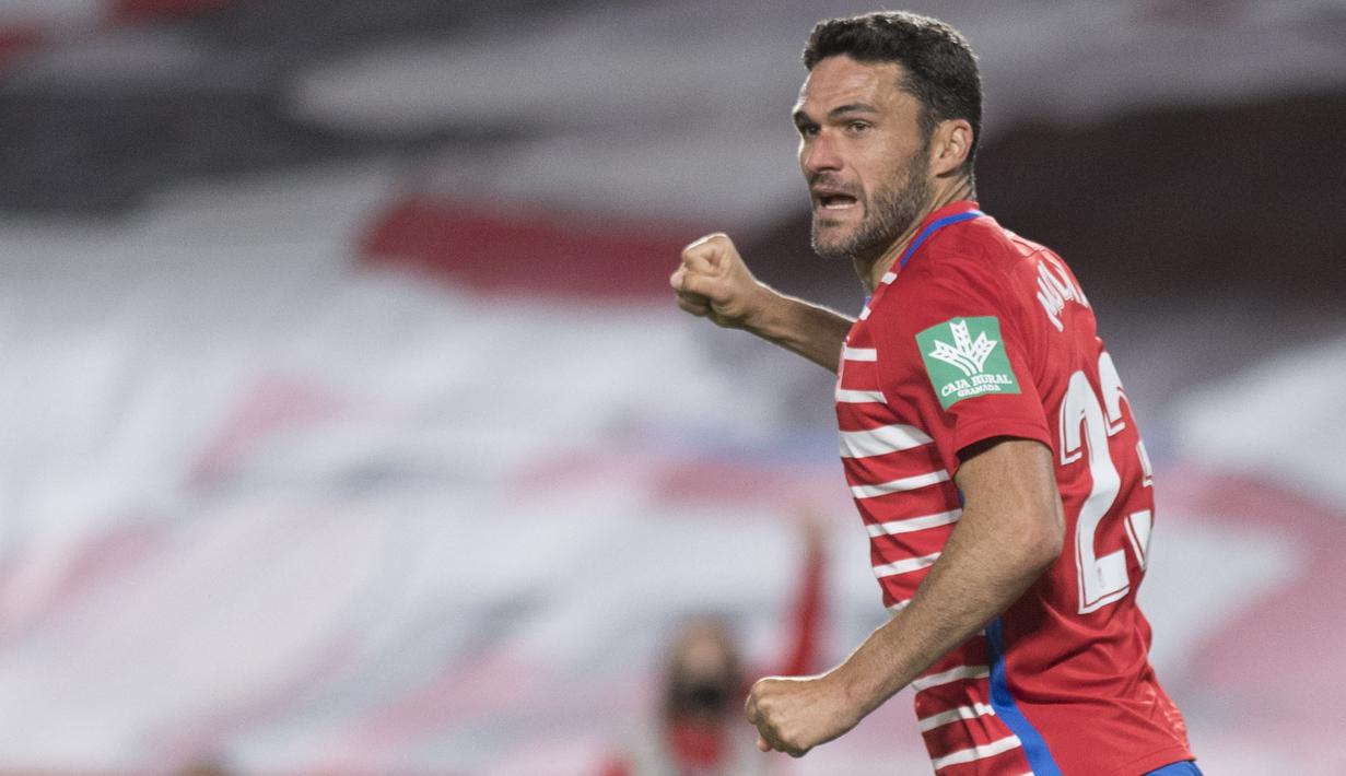 Jorge Molina menjadi pemain teranyar pencetak hattrick pada musim ini. Ia melakukan hal tersebut saat Granada mengalahkan Real Mallorca 4-1 di pekan ke-18. Hebatnya lagi, Molina dibobatkan sebagai pencetak hattrick tertua di Liga Spanyol, dengan usia 39 tahun 241 hari. (AFP/Jorge Guerrero)