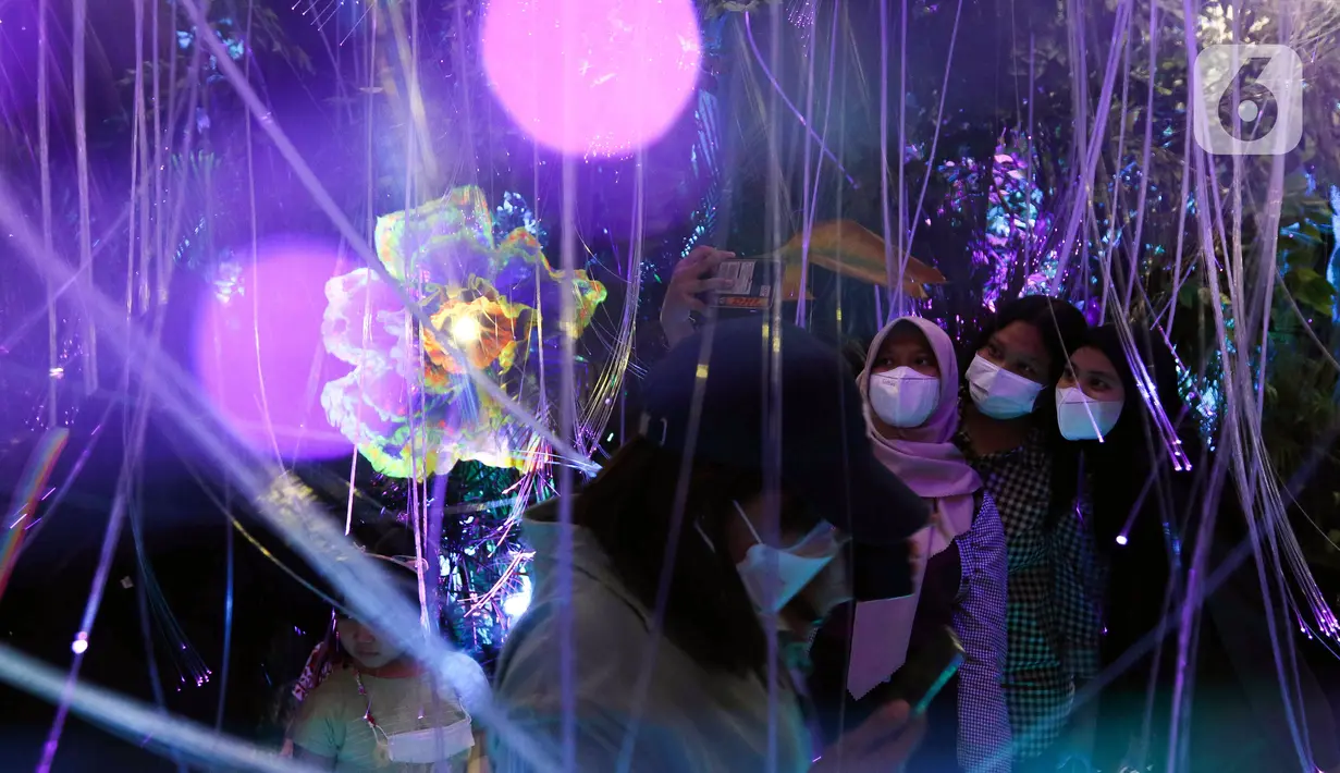 Pengunjung berpose saat menjelajahi dunia pandora ala Avatar di Senayan City, Jakarta, Senin (14/12/2022). Senayan City menghadirkan Festive Season – The Festive Mood mulai tanggal 12 Desember – 8 Januari 2023, salah satunya Avatar Pandora Experience. (Liputan6.com/Herman Zakharia)